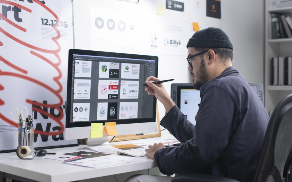 Graphiste asiatique travaillant dans un bureau Artiste Créateur Illustrateur Compétence graphique Concept | MemberPress L'homme conçoit un cours en ligne
